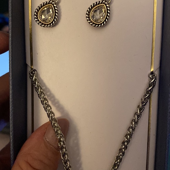 Pretty necklace set with clear stones pear shaped and has earrings matching New - Picture 3 of 3